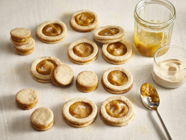 Biscuits a la confiture de peche et erable